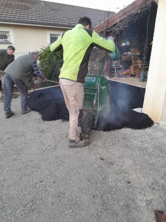 pose de l'enrobé sur le fond de forme