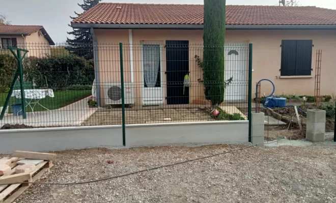 pose de la clôture en panneaux rigides et soubassement bêton