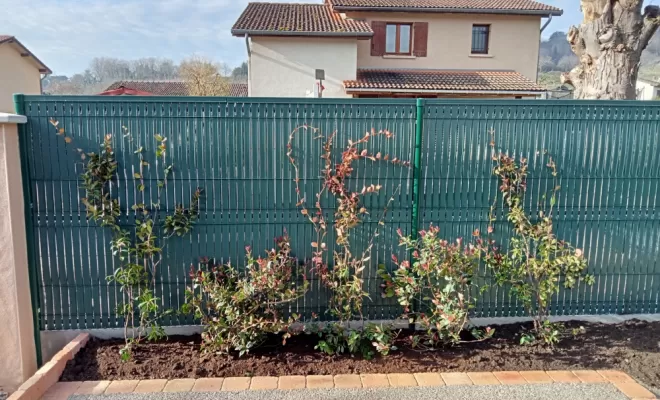 terrasse finie, plantations faites, lammes occultantes installées